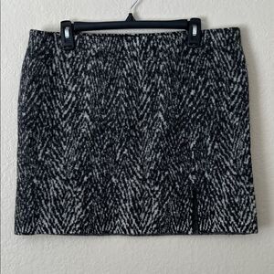 NWT Banana Republic 100% Wool Black and White Patterned Skirt with Slit in Size